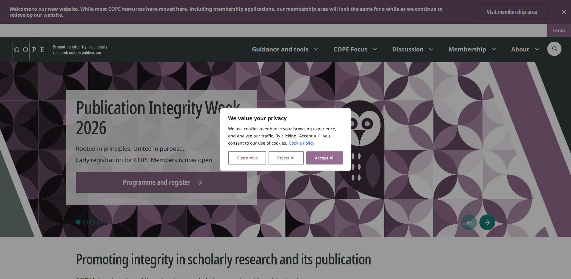Página inicial do COPE, Committee on Publication Ethics, com o lema Promoting integrity in scholarly research and its publication e os menus Guidance and tools, COPE Focus, Discussion, Membership e About